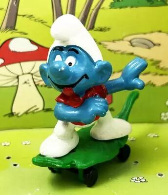 The Smurfs - Schleich - 40204 Smurf skateboarding on vegetal board