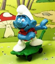 The Smurfs - Schleich - 40204 Smurf skateboarding on vegetal board