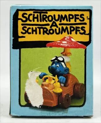 The Smurfs - Schleich - 40232 Smurf driving a smurf mushroom car (w/box)