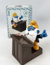 The Smurfs - Schleich - 40260 Old-Smurf on Reading Desk (New Look Box)