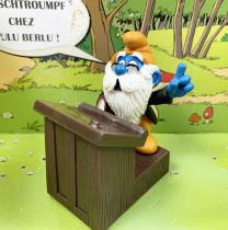 The Smurfs - Schleich - 40260 Old-Smurf teaches on his desk