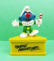 Les Schtroumpfs - Schleich - Schtroumpf clown \'\'Heureux Anniversaire\'\' (socle jaune) 01