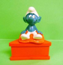 The Smurfs - Schleich - Smurf Schtroumpf sitting on a cushion \'\'--no message--\'\' (red base)