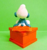 The Smurfs - Schleich - Smurf Schtroumpf sitting on a cushion \'\'--no message--\'\' (red base)