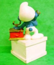The Smurfs - Schleich - Smurf with phone \'\'Call-Me!\'\' (white base)