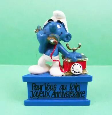 Les Schtroumpfs - Schleich - Schtroumpf au t�l�phone Pour vous au loin Joyeux Anniversaire (socle bleu) 01