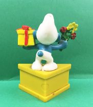 The Smurfs - Schleich - Smurf with present & flowers \'\'Happy Birthday!\'\' (yellow base)