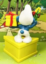 The Smurfs - Schleich - Smurf with present & flowers \'\'Happy Birthday!\'\' (yellow base)