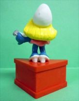 The Smurfs - Schleich - Smurfette secretary  \'\'Hello, what\'s new?\'\' (red base)