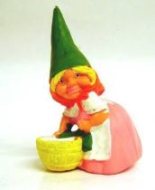 The world of David the Gnome - PVC Figure - Susan does laundry (pink dress)