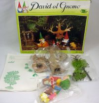 The world of David the Gnome - PVC Figure boxed set Star Toys - \ Reading by the well\ 