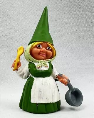 The world of David the Gnome - Star Toys PVC Figure - Susan cooks (green dress)