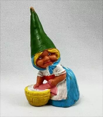The world of David the Gnome - Star Toys PVC Figure - Susan does laundry (blue dress)