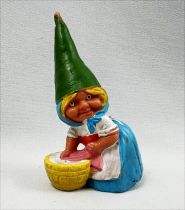 The world of David the Gnome - Star Toys PVC Figure - Susan does laundry (blue dress)