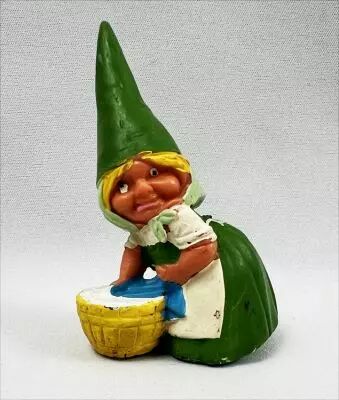 The world of David the Gnome - Star Toys PVC Figure - Susan does laundry (green dress)
