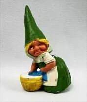 The world of David the Gnome - Star Toys PVC Figure - Susan does laundry (green dress)