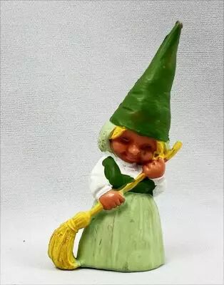 The world of David the Gnome - Star Toys PVC Figure - Susan sweeps (green dress)