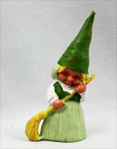 The world of David the Gnome - Star Toys PVC Figure - Susan sweeps (green dress)