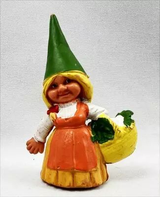 The world of David the Gnome - Star Toys PVC Figure - Susan with her basket (orange dress)