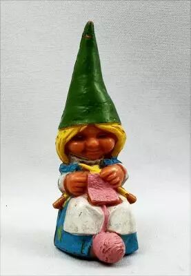 The world of David the Gnome - Star Toys PVC Figure -Susan knits (blue dress)