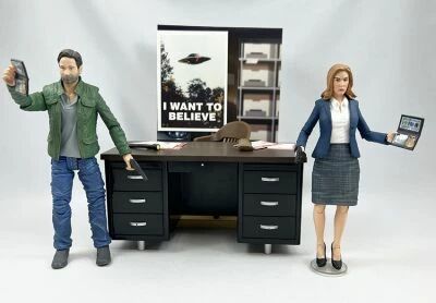 The X-Files - Agents Fox Mulder & Dana Scully - Diamond Select (loose)