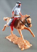 Timpo - Arabes - Cavalier bleu couteau pantalon rouge ceinture doré cheval galop long baie