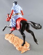 Timpo - Arabes - Cavalier bleu couteau pantalon rouge ceinture doré cheval galop long noir socle sable