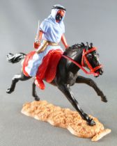Timpo - Arabes - Cavalier bleu couteau pantalon rouge ceinture doré cheval galop long noir socle sable