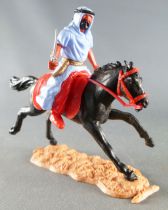 Timpo - Arabes - Cavalier bleu couteau pantalon rouge ceinture doré cheval galop long noir socle sable