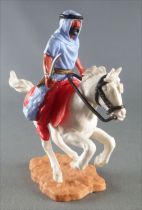 Timpo - Arabes - Cavalier bleu couteau pantalon rouge ceinture doré cheval galop rentré blanc socle sable