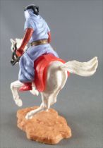 Timpo - Arabes - Cavalier bleu couteau pantalon rouge ceinture doré cheval galop rentré blanc socle sable