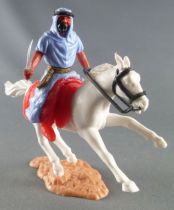 Timpo - Arabes - Cavalier bleu couteau pantalon rouge ceinture doré selle rouge cheval galop court blanc
