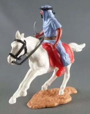 Timpo - Arabes - Cavalier bleu couteau pantalon rouge ceinture dor� selle rouge cheval galop court blanc