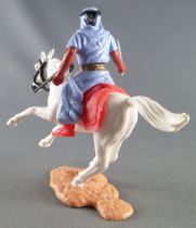 Timpo - Arabes - Cavalier bleu couteau pantalon rouge ceinture doré selle rouge cheval galop court blanc