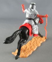 Timpo - Arabes - Cavalier gris (variation) fouet pantalon rouge ceinture noire cheval galop long noir