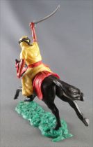 Timpo - Arabes - Cavalier jaune cimetere pantalon noir ceinture rouge cheval galop long noir