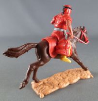 Timpo - Arabes - Cavalier rouge couteau pantalon jaune ceinture grise cheval galop long marron
