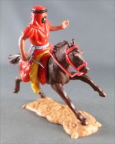 Timpo - Arabes - Cavalier rouge couteau pantalon jaune ceinture grise cheval galop long marron