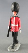 Timpo - Ceremonial (British) Guards - 2nd serie - Footed walking rifle on side walking apart  legs