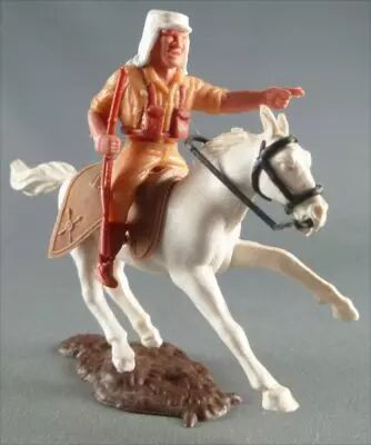 Timpo - L�gion Etrang�re - Cavalier doigt point� (fusil) cheval blanc galop court socle brun