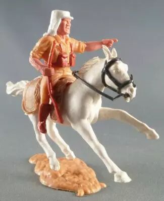 Timpo - L�gion Etrang�re - Cavalier doigt point� (fusil) cheval blanc galop court socle sable