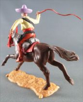 Timpo - Mexicains - Cavalier ceinture moulée bras droit levé veste jaune fouet pantalon marron sombrero mauve cheval brun galop