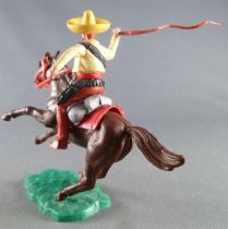 Timpo - Mexicains - Cavalier ceinture moulée bras droit levé veste jaune fouet pantalon marron sombrero jaune cheval brun galop