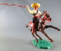 Timpo - Mexicains - Cavalier ceinture moulée bras droit levé veste jaune fouet pantalon marron sombrero jaune cheval brun galop