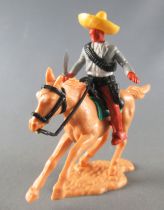 Timpo - Mexicains - Cavalier ceinture moulée tenant couteau veste grises jambes marron sombrero jaune cheval baie galop