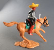 Timpo - Mexicains - Cavalier ceinture moulée tenant couteau veste grises jambes marron sombrero jaune cheval baie galop