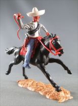 Timpo - Mexicains - Cavalier ceinture séparée bras droit levé veste grise fouet pantalon bleu sombrero blanc cheval noir galop