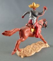 Timpo - Mexicains - Cavalier ceinture séparée bras droit levé veste grise fouet pantalon rouge sombrero jaune cheval marron 