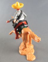 Timpo - Mexicans - Mounted (moulded belt) holding knive grey jacket brown legs yellow hat ligt brown galloping horse 