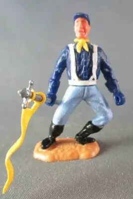 Timpo - Us cavalerie (Nordiste) 2�me s�rie (t�te 2 pi�ces) - Pi�ton bras pendants (fanion) jambes pench�es vers la gauche